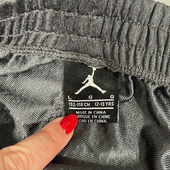Boy’s size large Air Jordan basketball shorts 11” inseam gray - Picture 8 of 8